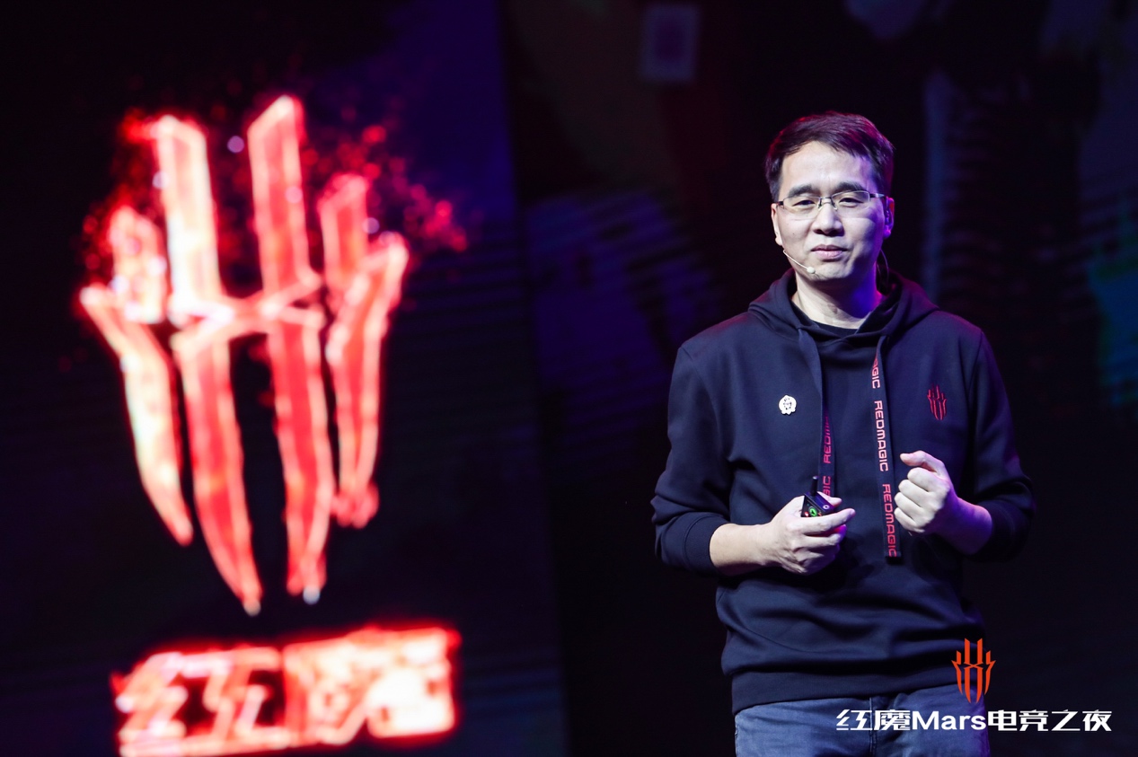 图片包含 人员, 男士, 网球, 场景自动生成的说明