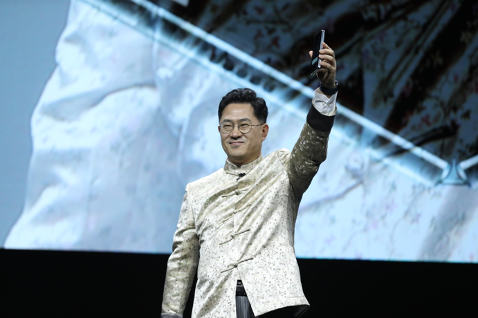 三星展示国行折叠屏手机：吐槽外翻屏只可远观