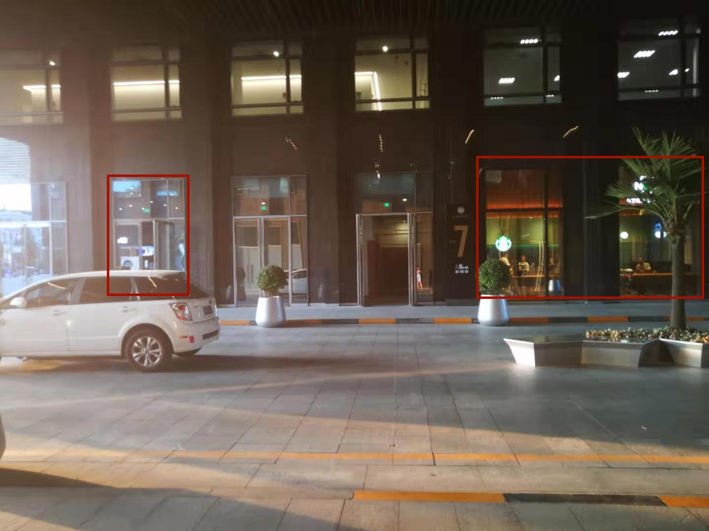 最前线 | 星巴克开了全球首家“啡快”概念店，离瑞幸自提店不到20米