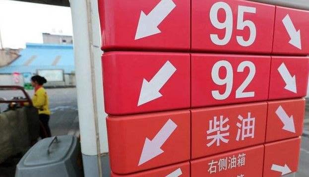 本月油价喜提"第二降"，车主别不在意，这次降的有点多