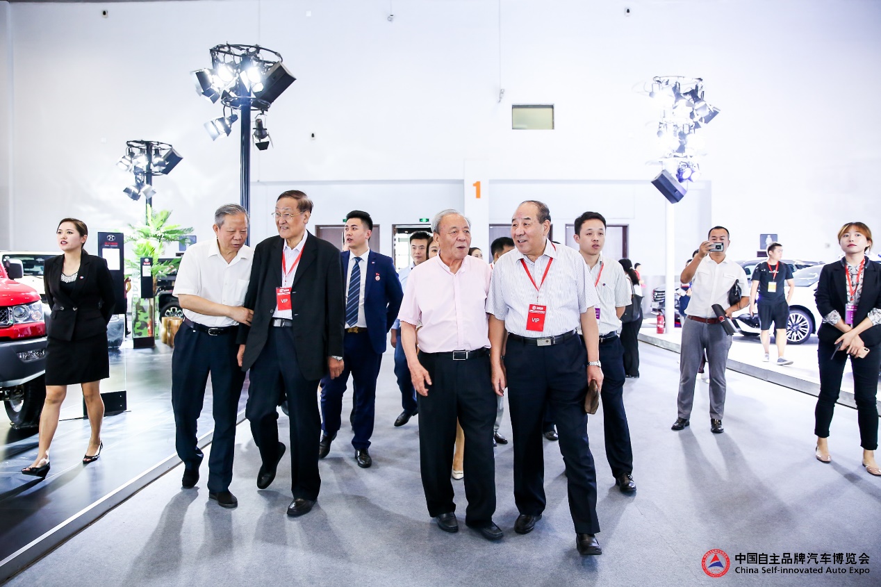 E:\献礼中华人民共和国成立70周年暨中国自主品牌
发展论坛 - 20190904\领导视察.jpg