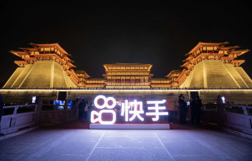 夜晚建筑亮着灯的店铺描述已自动生成