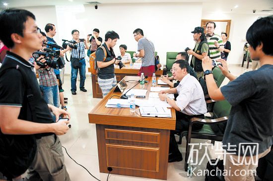 听证会前，媒体争相拍摄当事人律师
