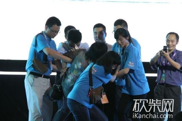 互联网大会出意外 中年女子向嘉宾催“债”